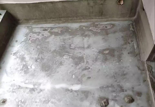 防水材料施工中出現(xiàn)針孔現(xiàn)象及防水層粘接不牢、開(kāi)裂、發(fā)白等麻煩該如何解決？